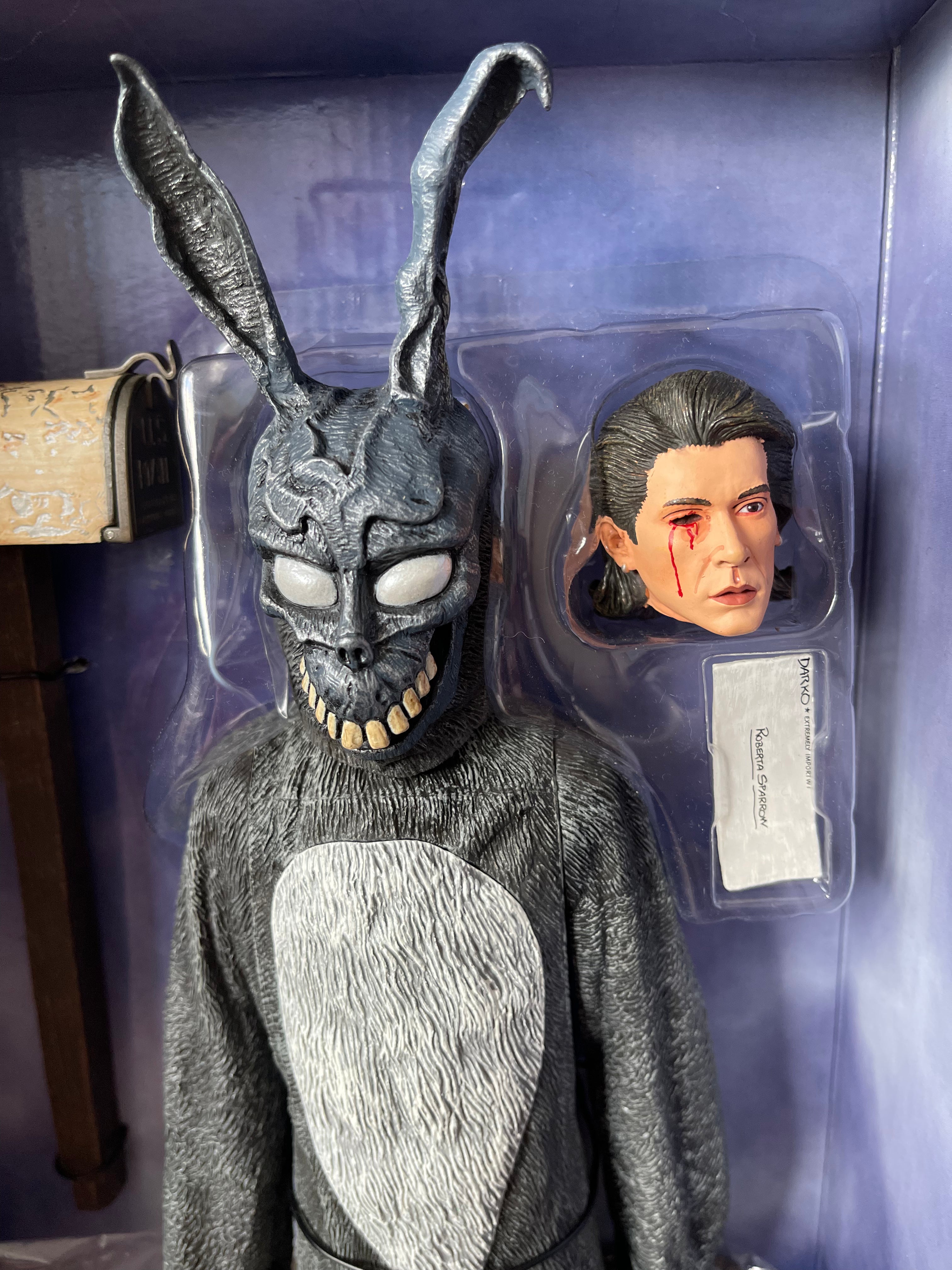 NECA Donnie Darko – Frank the Bunny Talking Figure 12” Escala 1/6