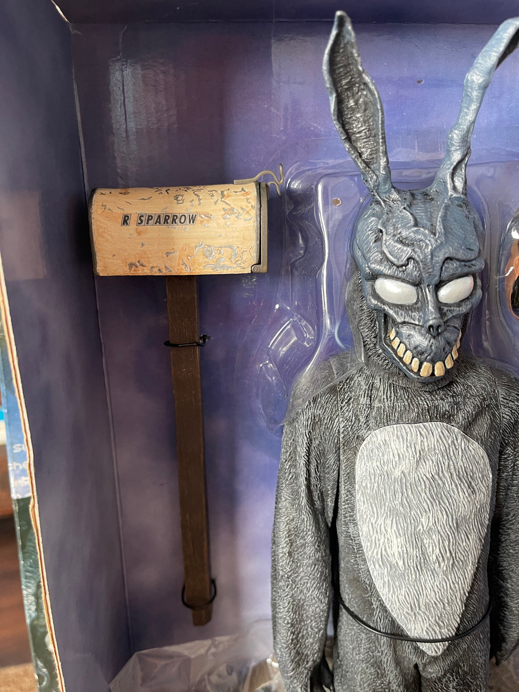 NECA Donnie Darko – Frank the Bunny Talking Figure 12” Escala 1/6