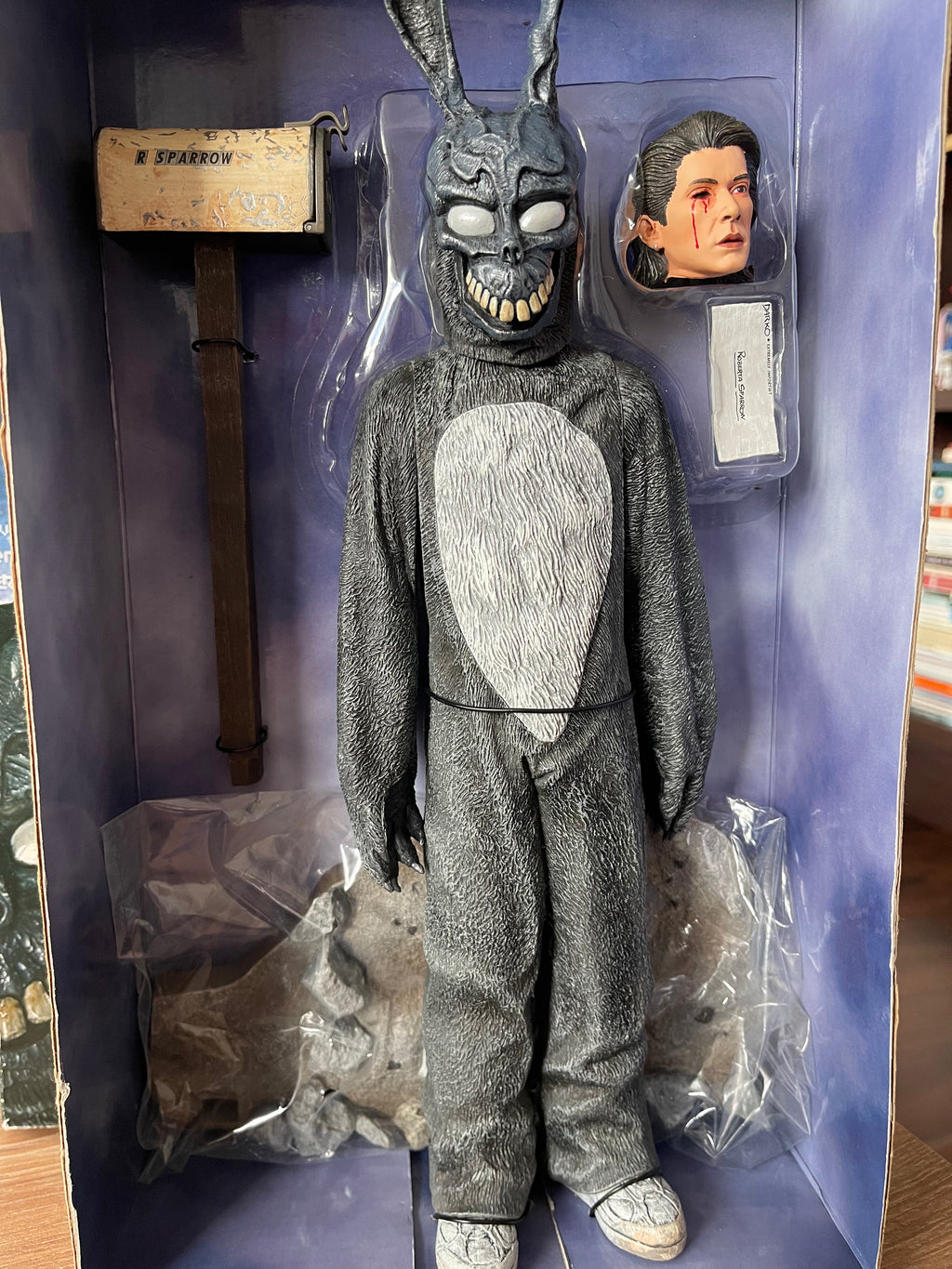 NECA Donnie Darko – Frank the Bunny Talking Figure 12” Escala 1/6