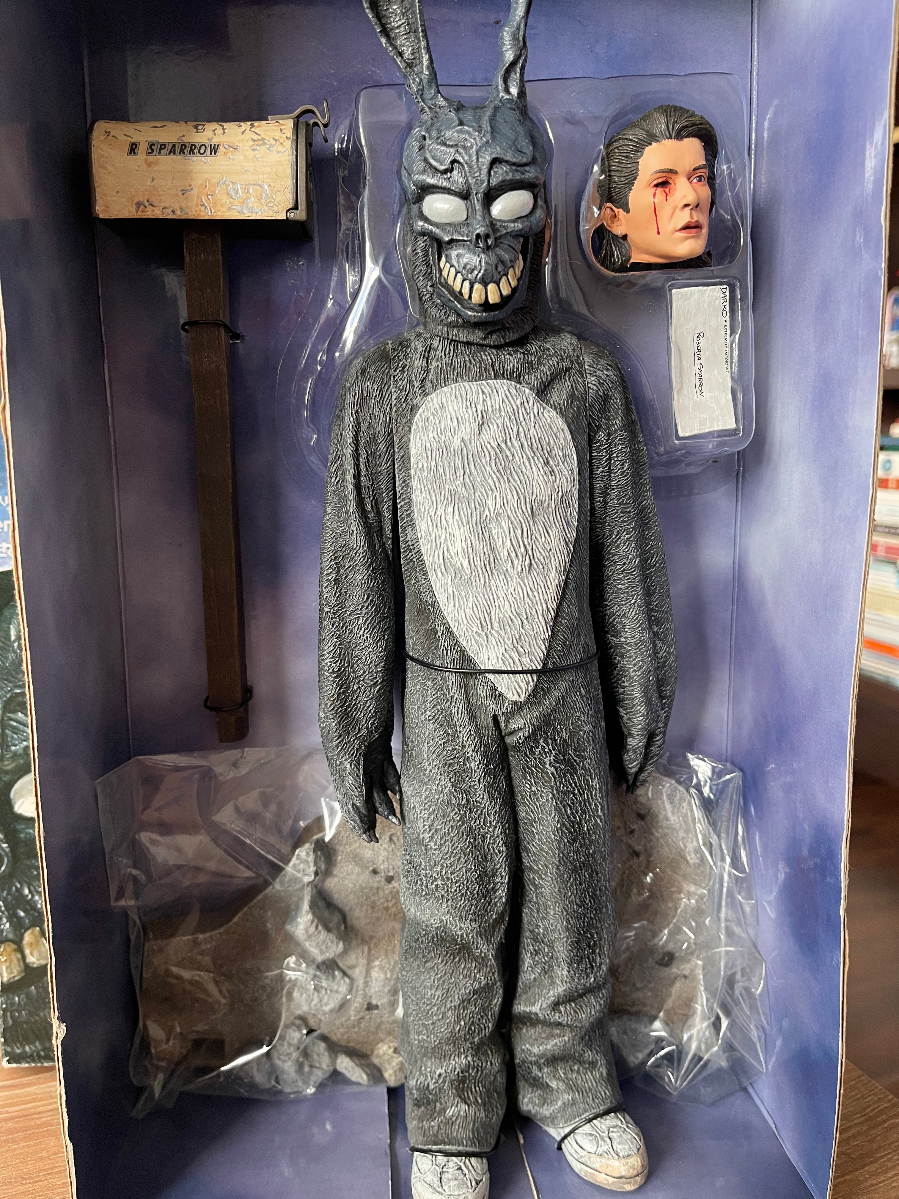 NECA Donnie Darko – Frank the Bunny Talking Figure 12” Escala 1/6