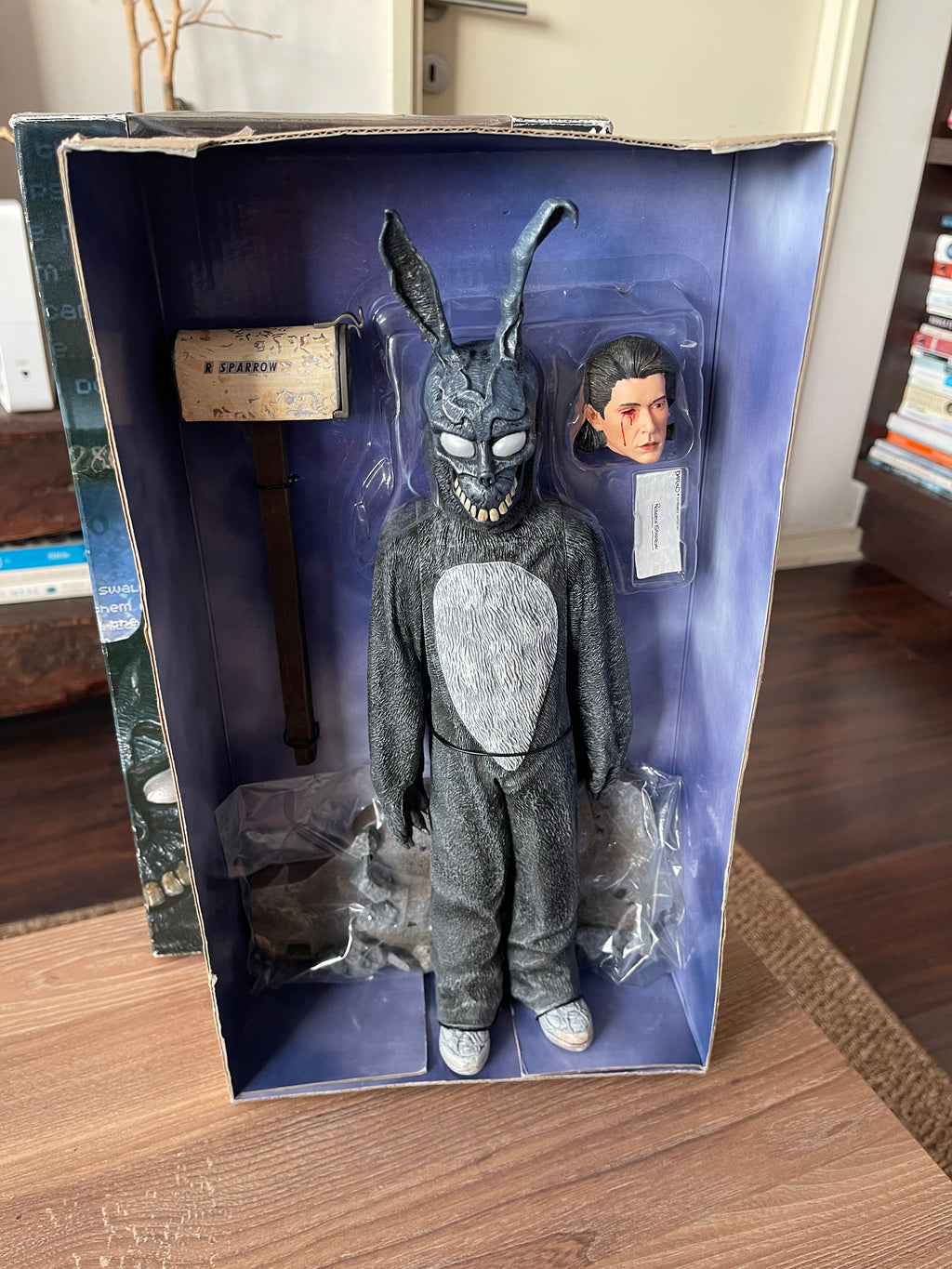 NECA Donnie Darko – Frank the Bunny Talking Figure 12” Escala 1/6