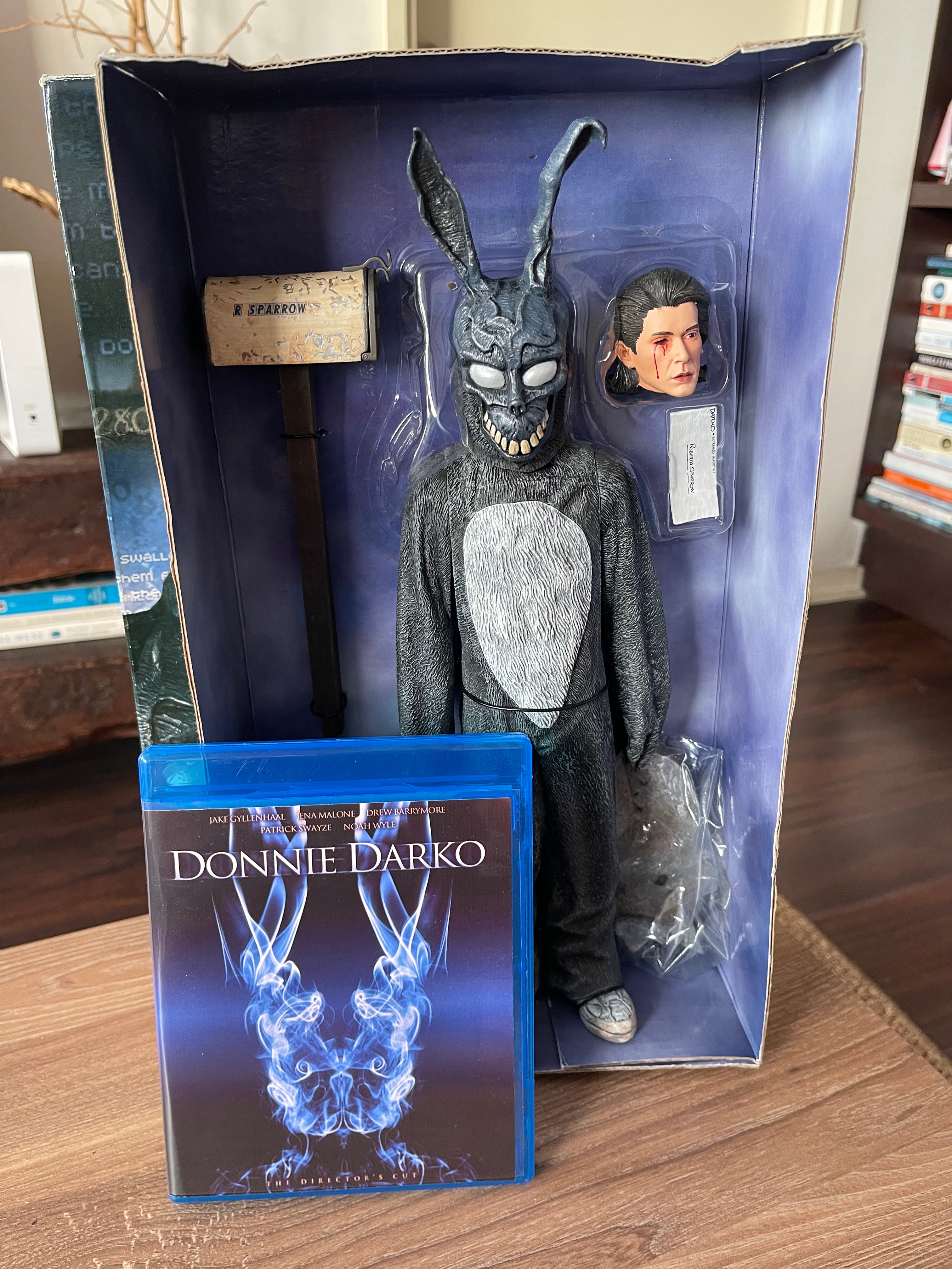 NECA Donnie Darko – Frank the Bunny Talking Figure 12” Escala 1/6