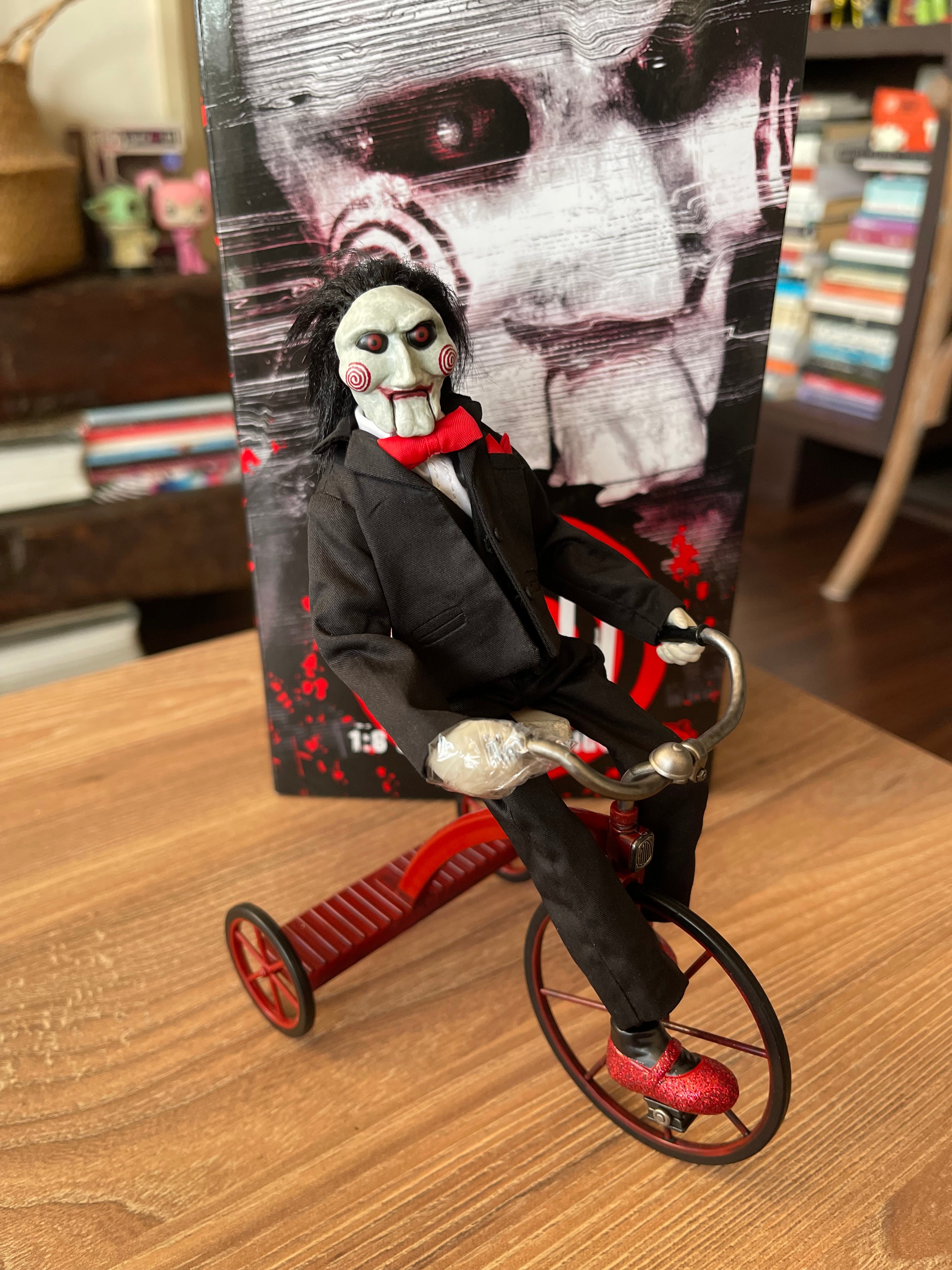 Billy the Puppet con Triciclo 1/6 (Saw) – Trick or Treat Studios