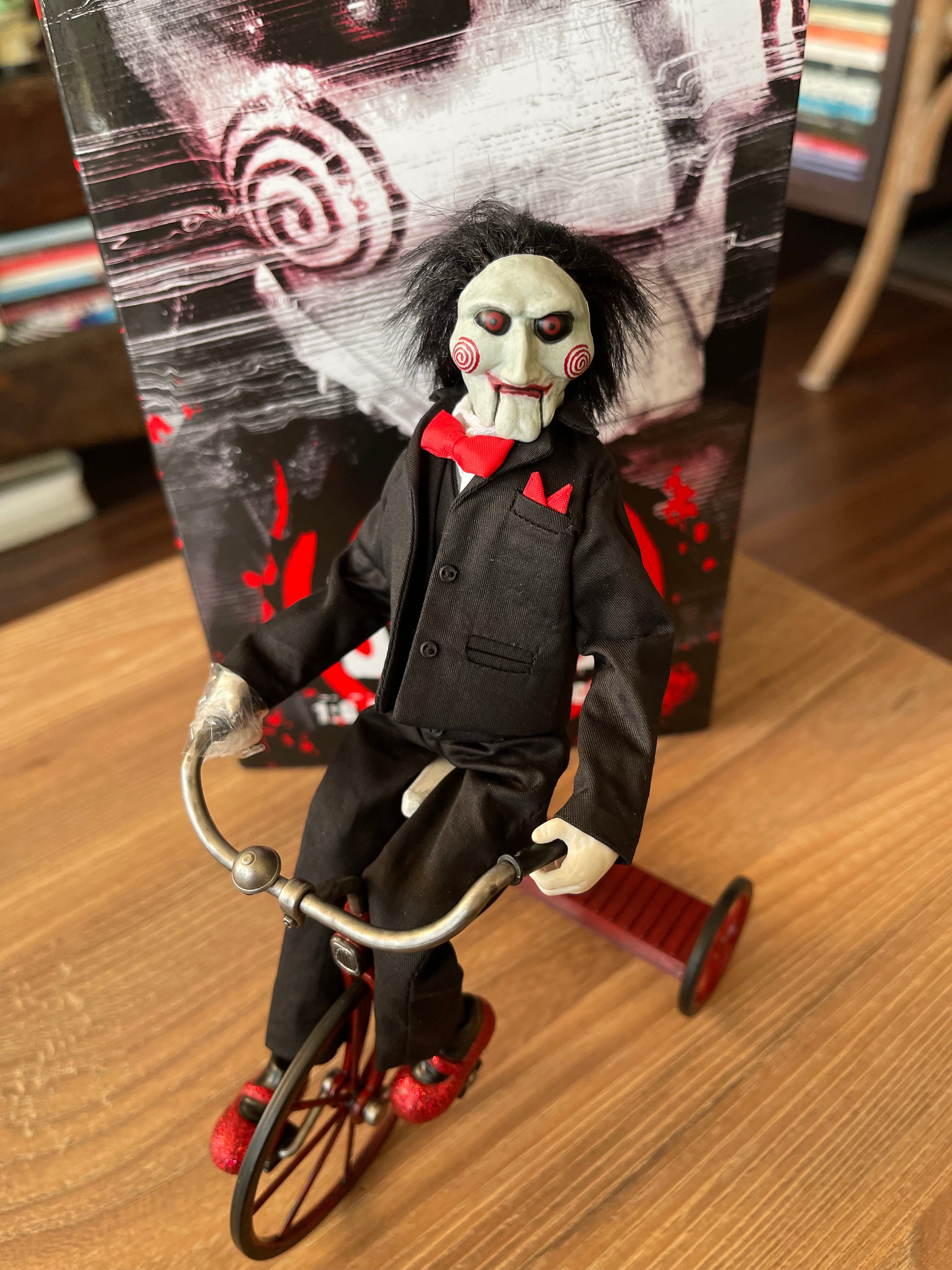 Billy the Puppet con Triciclo 1/6 (Saw) – Trick or Treat Studios