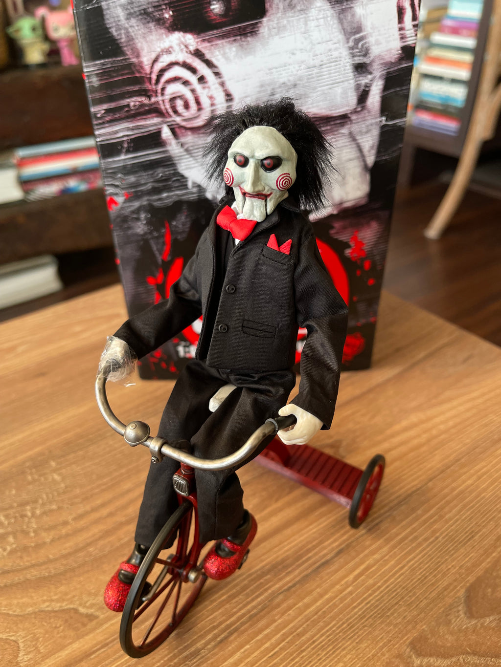 Billy the Puppet con Triciclo 1/6 (Saw) – Trick or Treat Studios