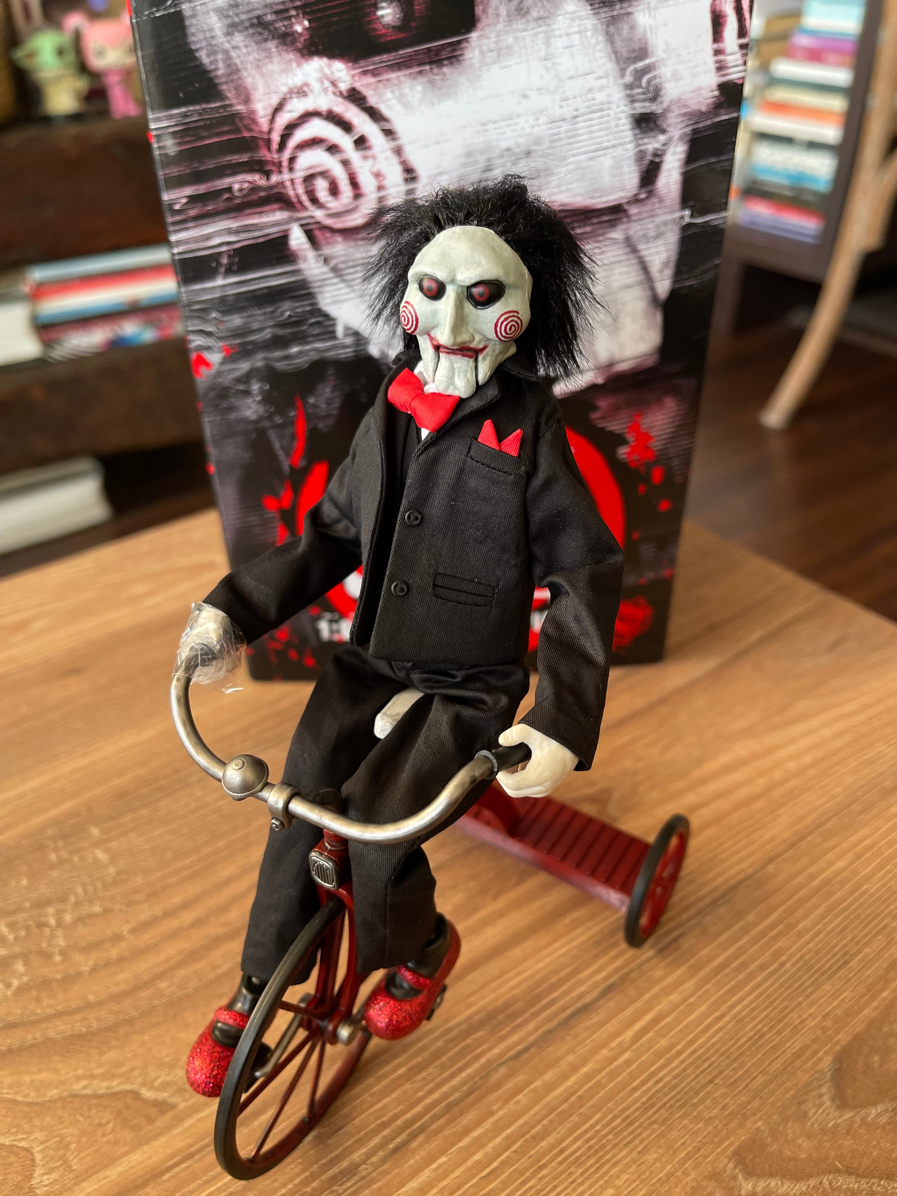 Billy the Puppet con Triciclo 1/6 (Saw) – Trick or Treat Studios