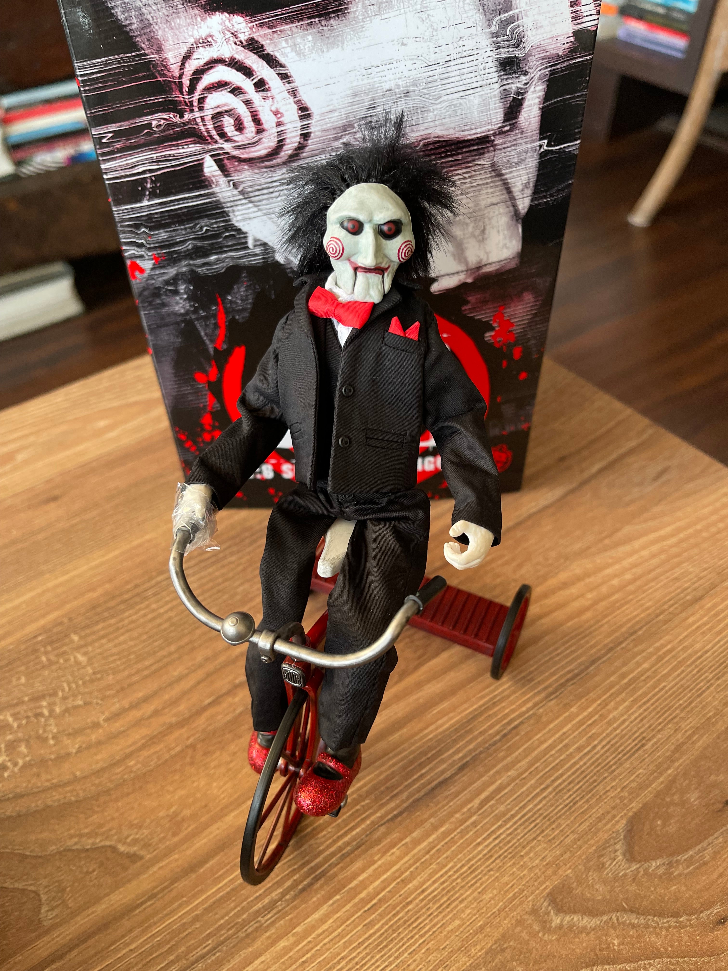 Billy the Puppet con Triciclo 1/6 (Saw) – Trick or Treat Studios