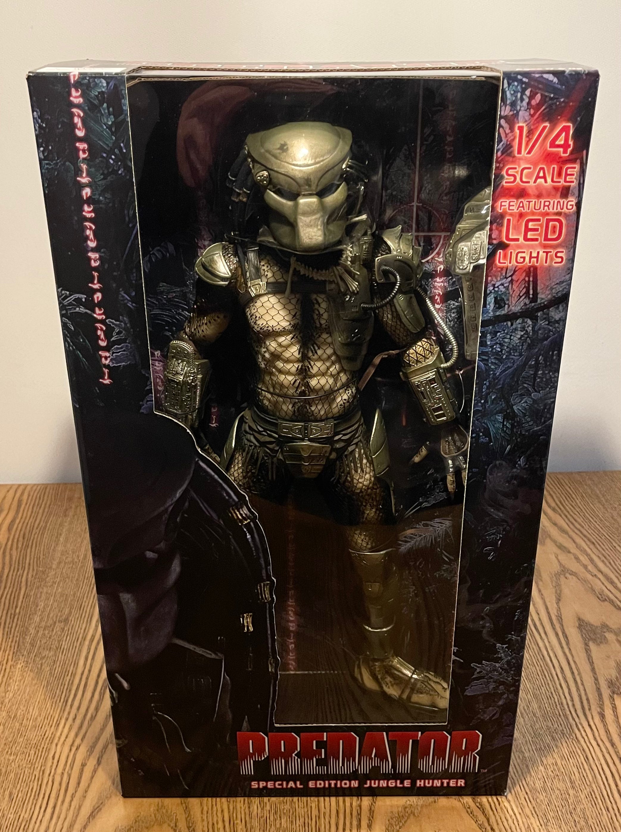 figura NECA Predator Jungle Hunter 1/4 Scale con LED