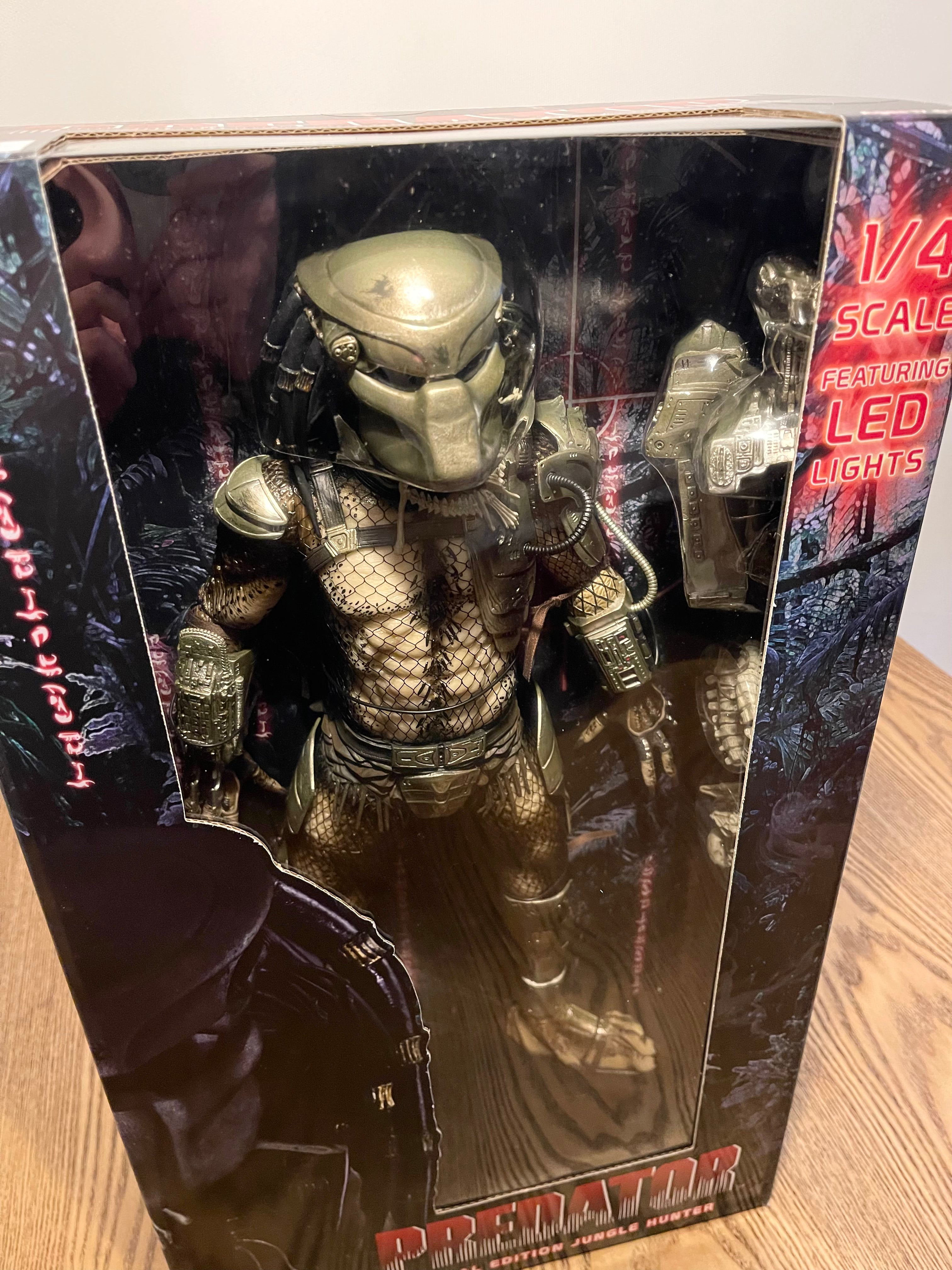 figura NECA Predator Jungle Hunter 1/4 Scale con LED