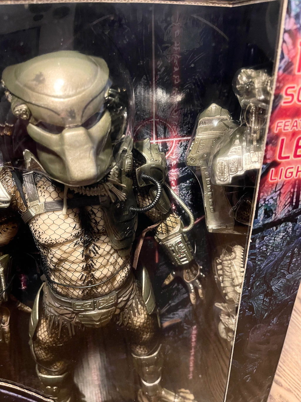 figura NECA Predator Jungle Hunter 1/4 Scale con LED