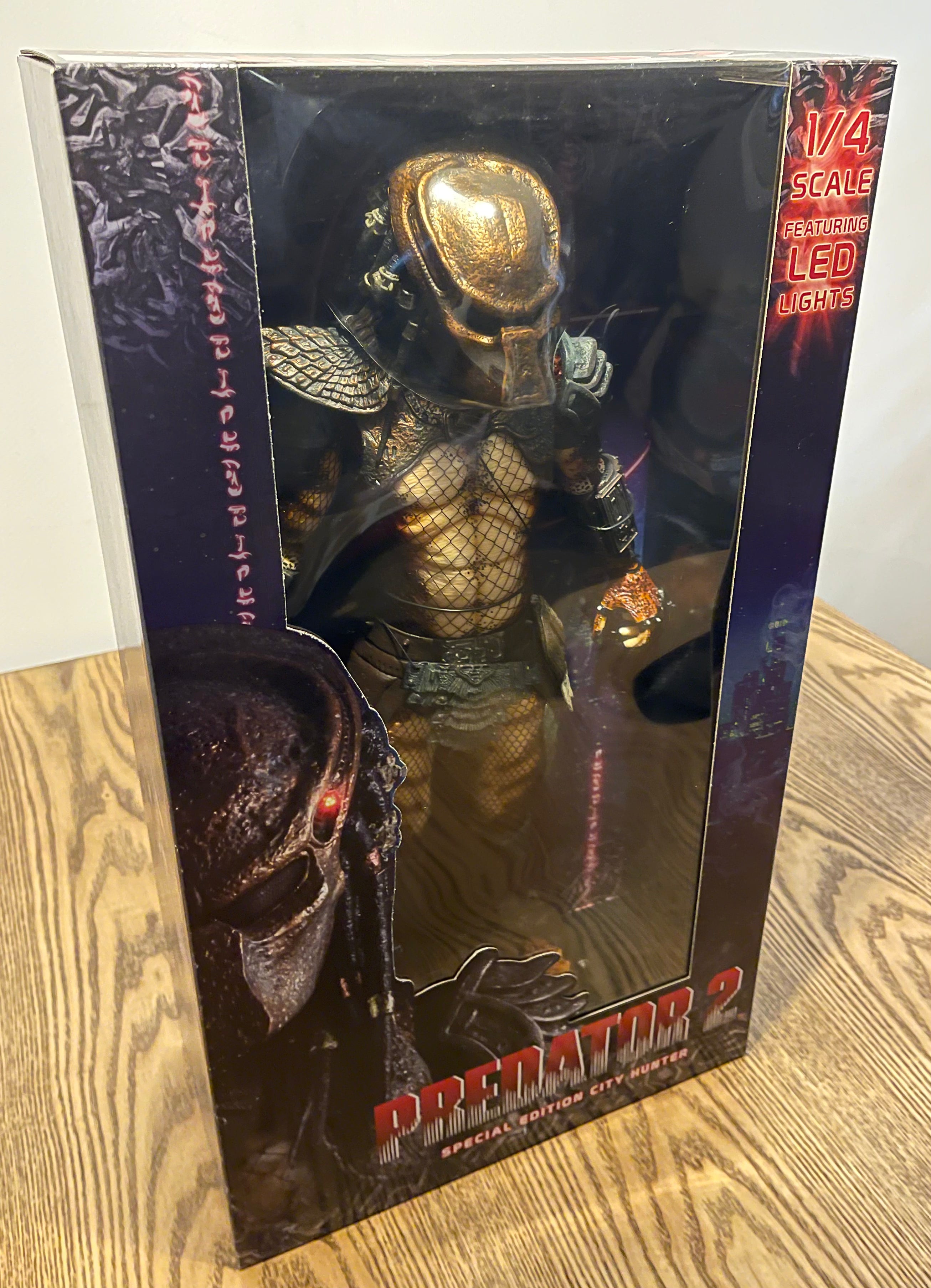 NECA Predator 2 City Hunter 1/4 Scale con LED