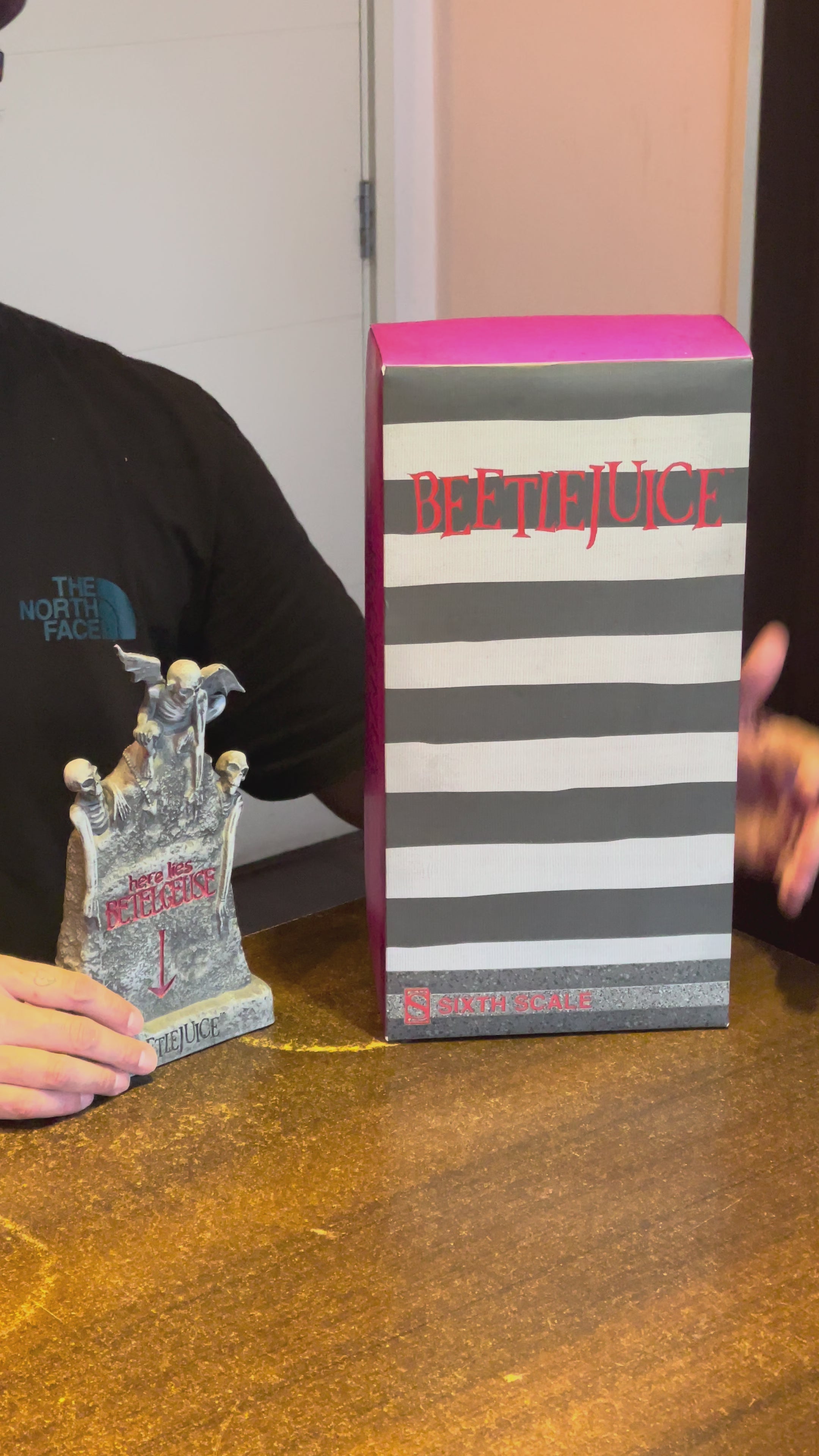 Beetlejuice-SIDESHOW escala 1/6 año 2016 + Lápida 🪦 SIDESHOW (De resina oficial de Universal Studios)